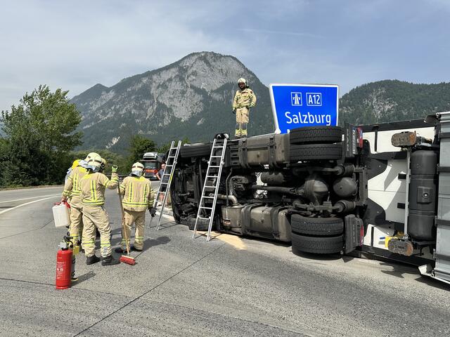 Die Bergungsarbeiten der FF Kufstein könnten mehrere Stunden dauern. | Foto: ZOOM.Tirol
