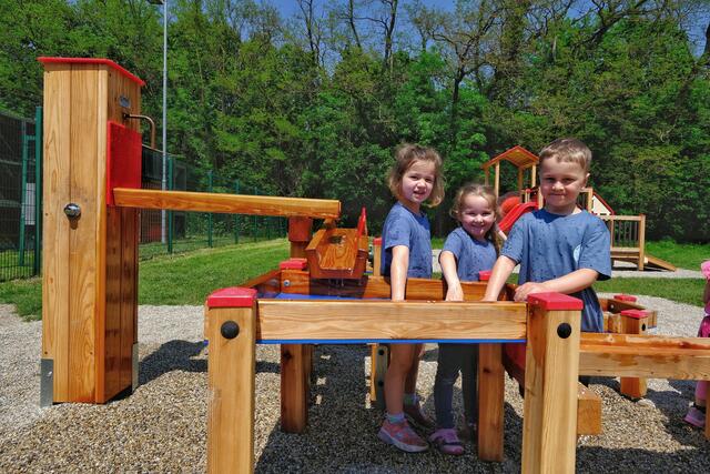 Emma Mayer, Sophie Knötzl und Jonas Timal gefiel beim neuen Erlebnispark in Tattendorf das Wasserspiel am meisten. | Foto: Claudia Reisinger