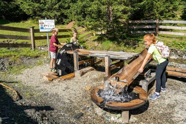 Der Almenwasserweg ist eine Attraktion für Familien und Wanderer. | Foto: Franz Gerdl