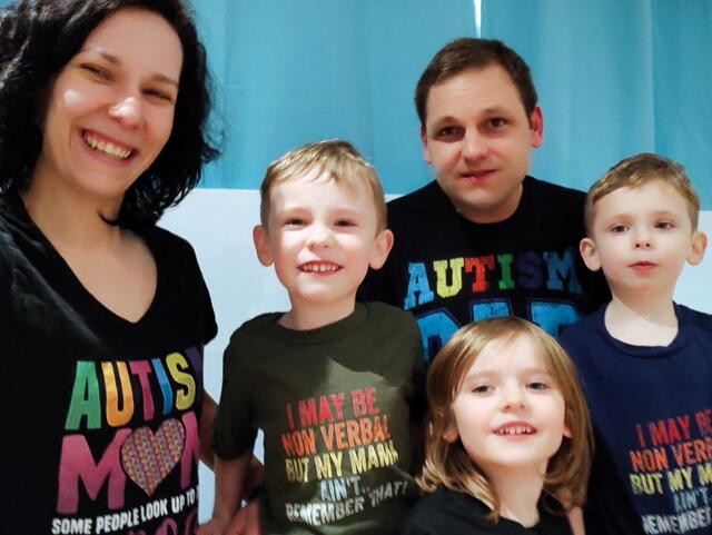 Da war die Familie noch komplett. Nach dem Tod ihres fünfjährigen Martin (2.v.l.) kämpfen die Eltern für bessere Autismusausbildung bei Pädagogen. | Foto: Privat