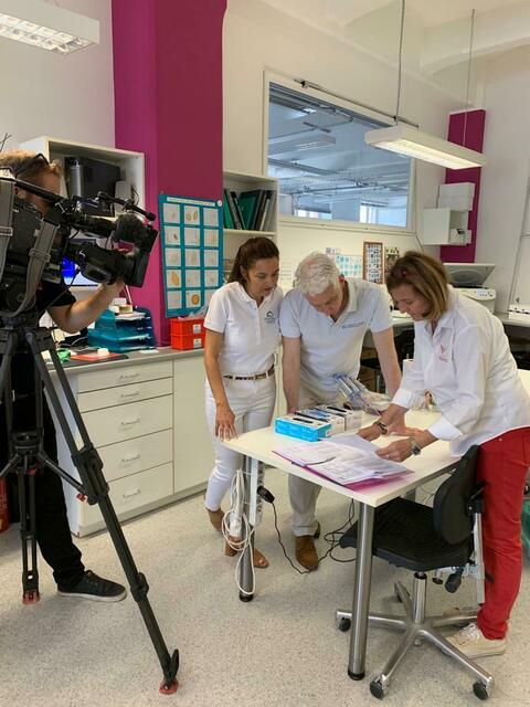 JEANNETTE SAMADANI, Fachärztin für Medizinische und Chemische Labormedizin, präsentierte gemeinsam mit ihren Kollegen, Dr. Stefan Mustafa und Dr. Claudia Vidotto die vollautomatisierte Analysen-Straße. 