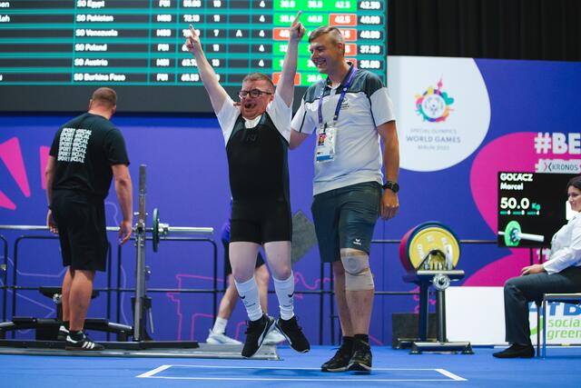 Erfolgreich unterwegs: Marcel Golacz (Mitte) mit seinem Trainer Georg Javorics | Foto: GEPA/Special Olympics Österreich