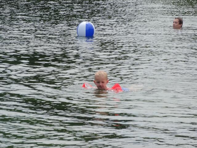 Natürlich sind beim Family-Crosstriathlon sämtliche Schwimmhilfen erlaubt, es geht um den Mittelwert und ums dabeisein.
