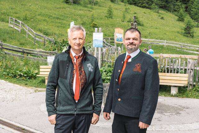 Der Obmann des Krippenverein Steinach-Trins, Gottfried Kofler und Krippenbaumoaschter Armin Eller (r.) | Foto: Pernsteiner