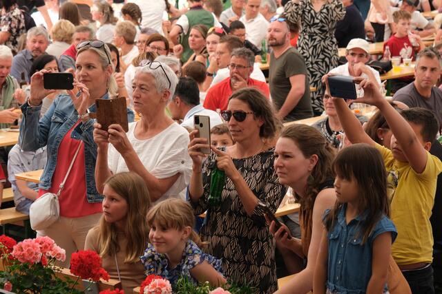 Die Mamas halten den ersten Auftritt ihrer Sprösslinge fest