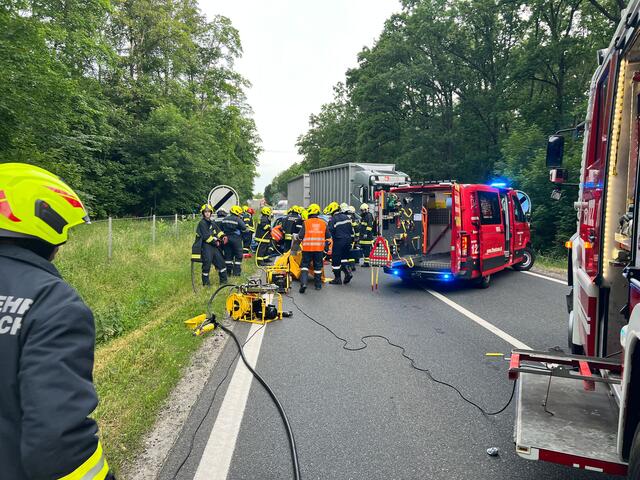 LKW gegen Auto. Zwei Menschen starben an der Unfallstelle. | Foto: FF MAissau