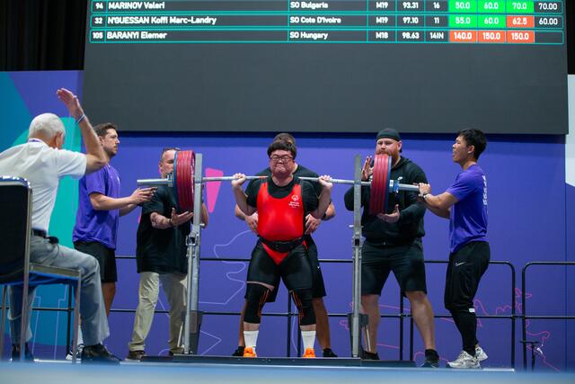 Bei der erfolgreichen 265-Kilogramm-Kniebeuge von Kang Wonho bog sich bereits die Stange. | Foto: GEPA/Special Olympics Österreich