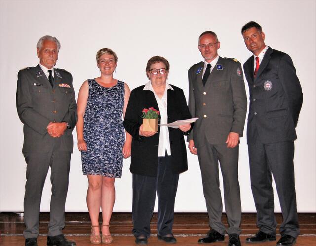 Christine Hauser erhielt die Landesmedaille für 50 engagierte Jahre (v.li.) Landes-Präs. Günther Ennemoser, Vize-Bgm. Monika Hager-Wild, Bezirksstellenleiter Daniel Hofer, GF Bernhard Gschnaller. | Foto: Wörögötter