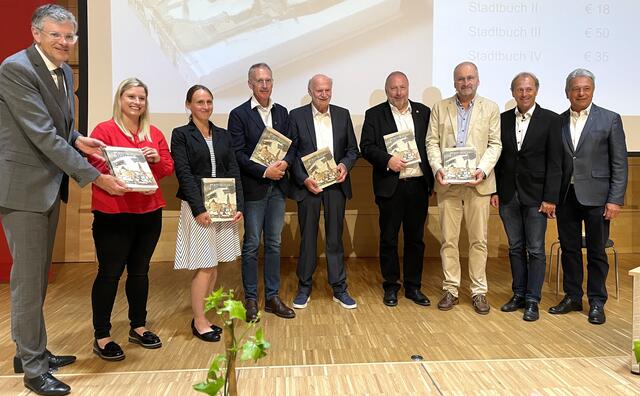 Bürgermeister und die Vize-Stadtchefs überreichten Bücher an die anwesenden Autoren. | Foto: Kogler
