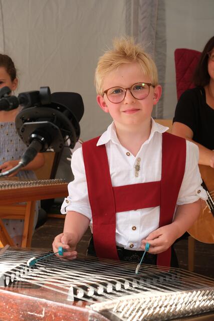 Dieser Schüler hat bereits das richtige Outfit für sein Instrument