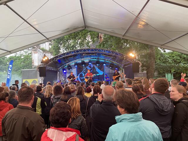 Das Zelt sorgte für trockene, fröhliche Gäste. | Foto: Martina Schweller 