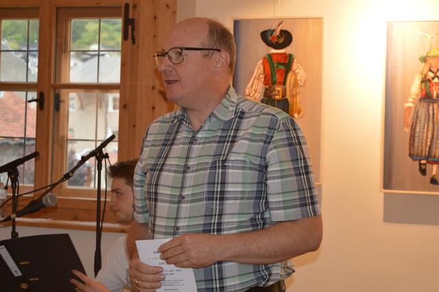 Obmann des Vereins Kultur-Winkl Prutz Sepp Hojnick bei der Begrüßung. | Foto: Siegele