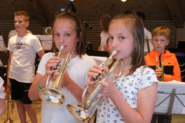 Diese Mädchen wählten die Trompete um vielleicht später bei der Musikkapelle mitspielen zu können