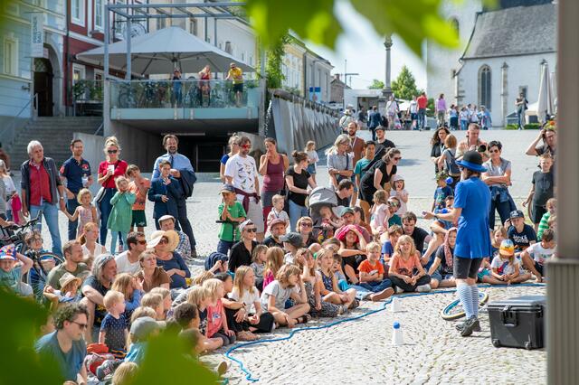 Jonglina, eine talentierte Jongleurin, die eine atemberaubende Darbietung vor einer Gruppe von Kindern gibt. | Foto: Photography Tobias Schartner