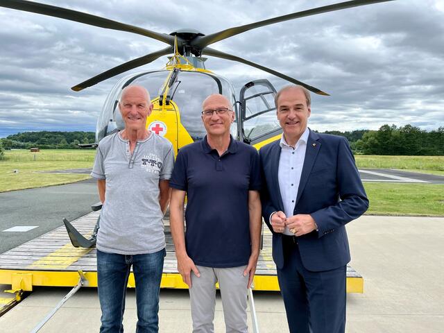 Kapitän Fritz Wallner und Notarzt Erwin Pollanz wurden von LR Leonhard Schneemann gebührend verabschiedet. | Foto: Landesmedienservice