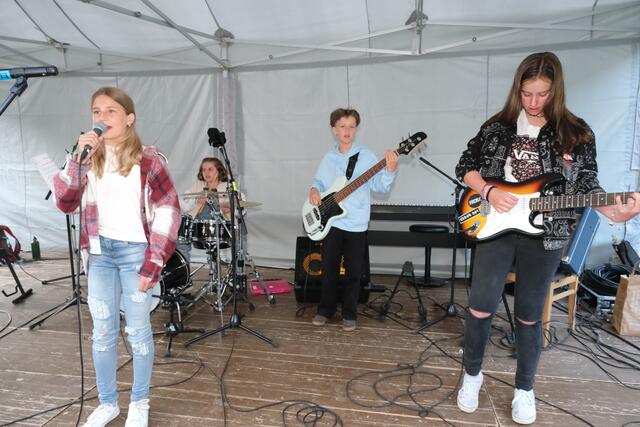 Die Rockband "Shake-in", gebildet von Schülerinnen und Schüler der LMS Ötztal