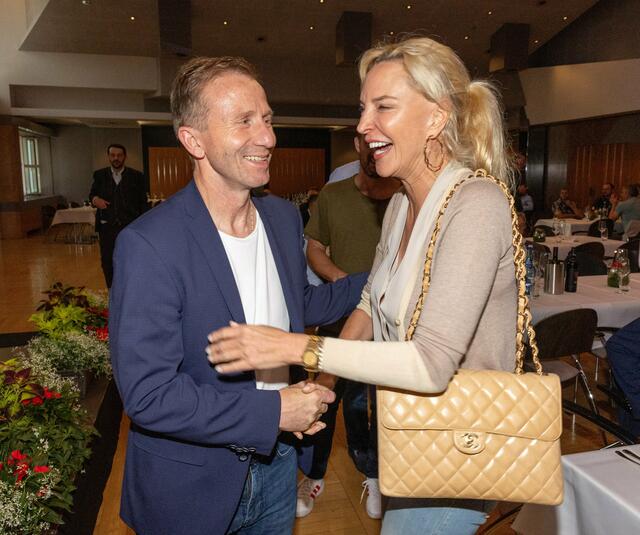 Hausherrin Diana Langes-Swarovski begrüßt die Gäste. | Foto: Kristen Images