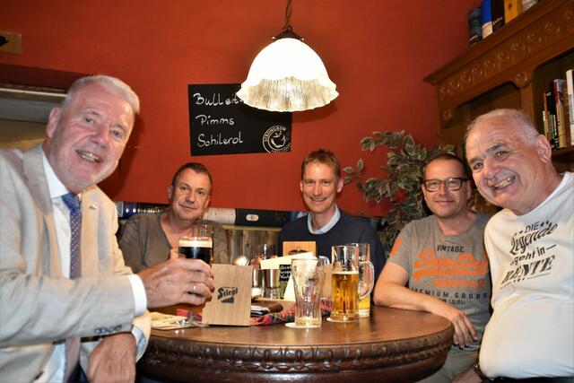 Bürgermeister Klaus Schneeberger mit Besuchern des Mary's Coffeepub. | Foto: Cherelle Marek