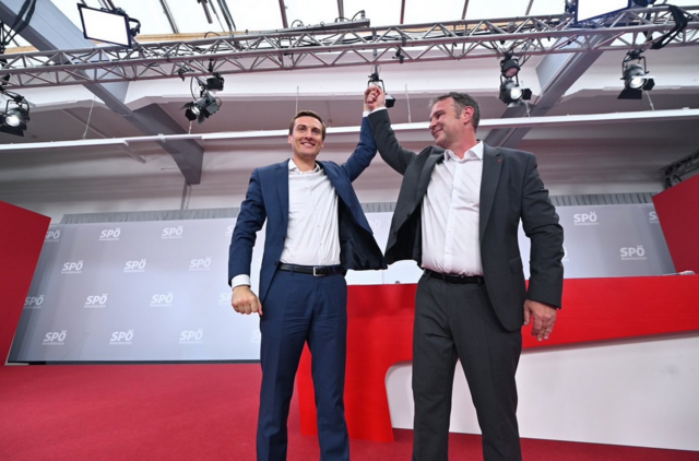 Hoch die Hände: Sven Hergovich ist neuer Landesparteichef der SPÖ NÖ - Bundesvorsitzender Andreas Babler gratuliert | Foto: Screenshot