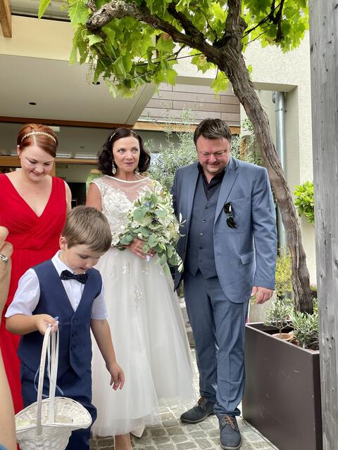 In Begleitung der Familie schreitet Elfi ihrem Christian entgegen.  | Foto: Brigitte Gady