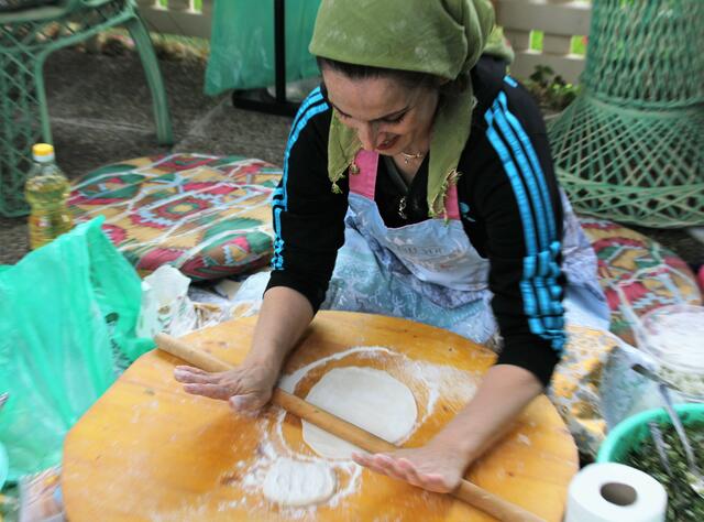 Familie Ömer Aydin backte direkt vor Ort Falafeln für die Gäste. | Foto: Claudia Seidl