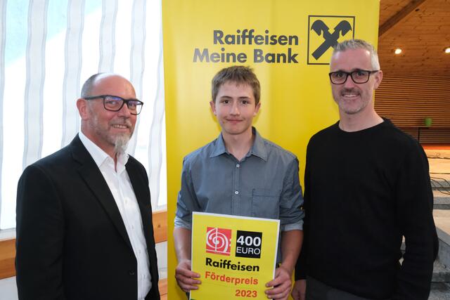 Daniel Klotz (Mitte) erhielt den Förderpreis in Höhe von 400 Euro. Musikschuldirektor Klaus Strobl und Daniel Fender (Raiffeisenbank Ötztal) überreichten den Preis.