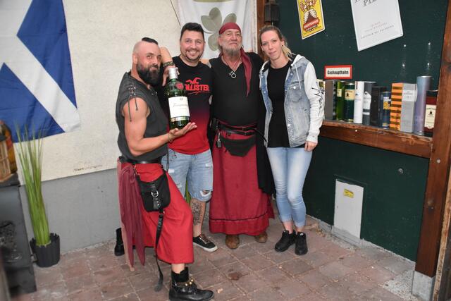 Die Gäste Cornelia Gesperger und René Reinhart reisten für den Auftritt der Band von Wien an. | Foto: Cherelle Marek