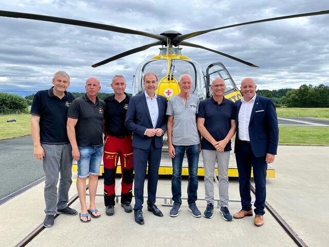 Leitender Flugrettungssanitäter und Leiter Rettungsdienst Hans-Peter Polzer, Leitender Flugrettungsarzt Dr. Wilhelm Urschl, Stützpunktleiter Captain Andreas Tautter, LR Leonhard Schneemann,  ehemaliger Captain Fritz Wallner, Notarzt Erwin Pollanz und Bgm. Georg Rosner. | Foto: Landesmedienservice