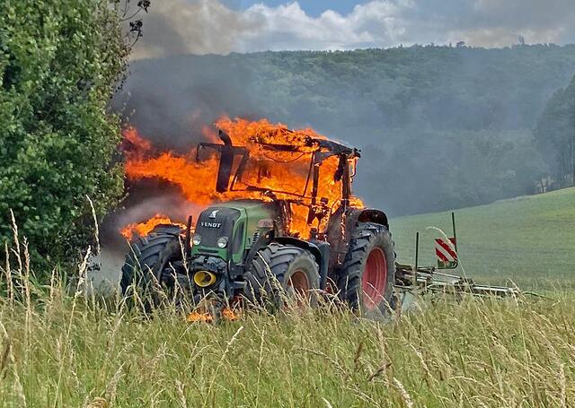 Traktor in Flammen, Landwirt konnte sich gerade noch in Sicherheit bringen. | Foto: Freiwillige Feuerwehr Nöstach
