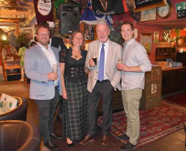 Robert Pfisterer (Gemeinderat), Inhaberin Maria Lechner, Bürgermeister Klaus Schneeberger und Clemens Stocker (Gemeinderat) (v.l.n.r.) | Foto: Cherelle Marek