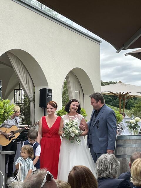 Elfi mit ihren beiden Kindern und Trauzeugen Iris und Edwin am Weg zum Altar.  | Foto: Brigitte Gady