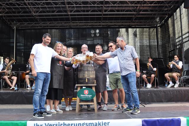 Stießen gemeinsam an nach dem erfolgten Bieranstich: Vbgm. Mathias Niederbacher, Landtagsabgeordnete Beate Scheiber, Stadtrat Philipp Pflaume, Stadträtin Doris Sailer, Bgm. Herbert Mayer, Vbgm. Thomas Hittler, TVB-Obmann Konrad Geiger und Stadtfest-Organisator Walter Sprenger, v.l. | Foto: Elisabeth Zangerl 