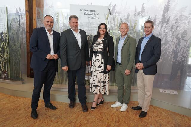 Landeshauptmann Hans-Peter Doskozil und Landeshauptmann-Stellvertreterin Astrid Eisenkopf wurden von Nationalparkdirektor Johannes Ehrenfeldner und dem Illmitzer Bürgermeister NR-Abg. Maximilian Köllner beim NP-Familienfest begrüßt. Am Bild mit Sektionschef Christian Holzer, in Vertretung von BMin Leonore Gewessler | Foto: Andrea Glatzer