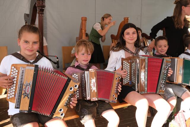 Ein ganzes Volksmusikorchester mit Steirischen Harmonikas und Harfen stellt sich dem Publikum vor
