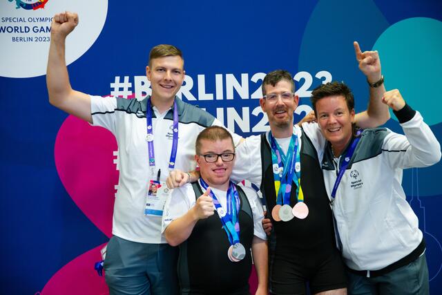 Neben den beiden Teilnehmern aus dem Burgenland, war auch der Innsbrucker Sascha Maikl (3.v.l.) bei den Special Olympics World Games 2023 mit einmal Silber und zweimal Bronze erfolgreich. | Foto: GEPA/Special Olympics Österreich