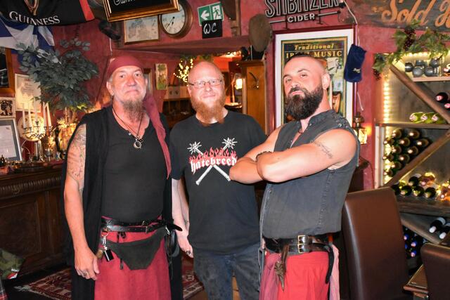 Besucher Markus Gletthofer (Mitte) mit den Musikern der Band "Furax - diebisch gut!" | Foto: Cherelle Marek