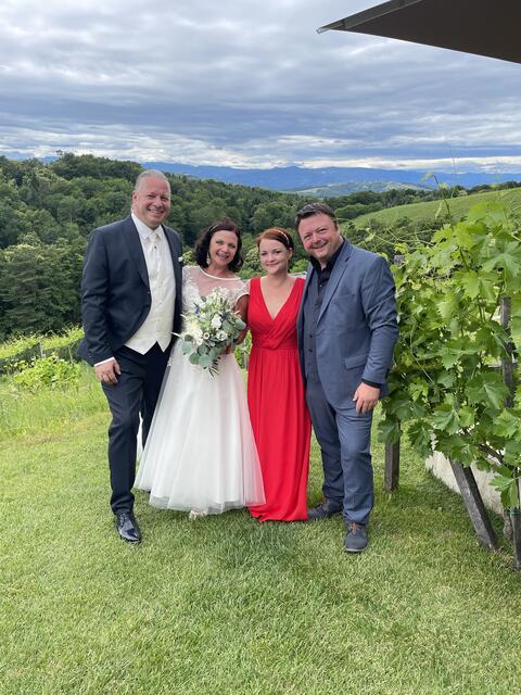 Stolz mit den Trauzeugen der Braut: Edwin und Iris mit Elfi und Christian (v.r.) | Foto: Brigitte Gady