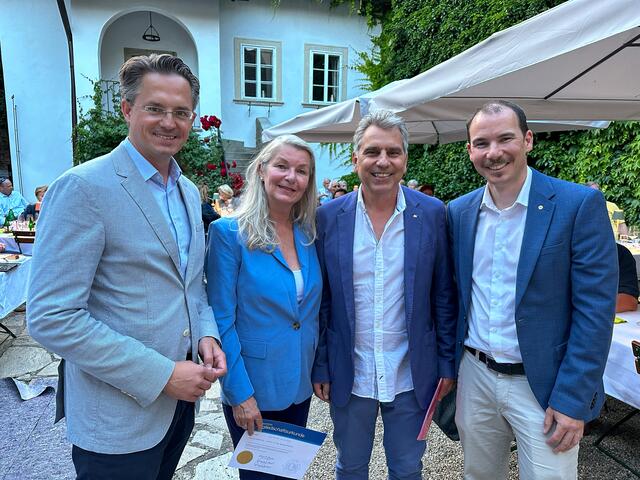 Bürgermeister Stefan Schmuckenschlager, Löwin Astrid Klecka, Ehemann Michael Klecka und Lions Präsident Georg Neubauer  | Foto: Lions Club Klosterneuburg-Babenberg