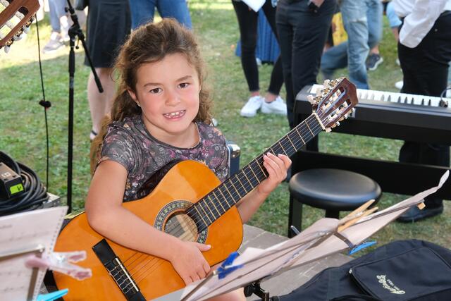 Die Gitarre ist ein beliebtes Instrument bei den Kindern