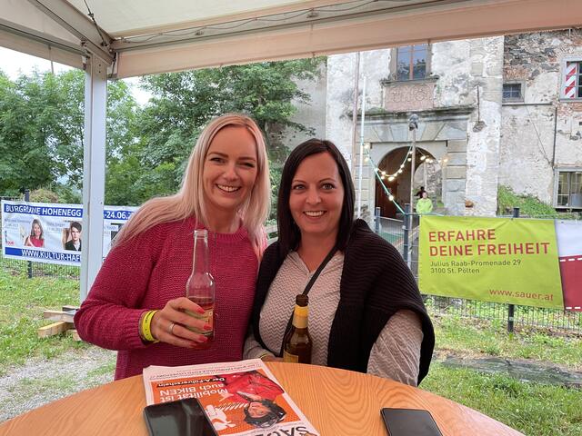 Anita Mantler und Elke Birghahn nützen die Gelegenheit und besuchten das Konzert.  | Foto: Martina Schweller 