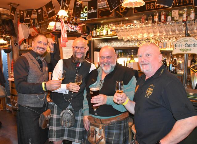 Michael Flecker, Michael Schwaiger, Andreas Lechner und Helmut Schulhofer (v.l.n.r.) sind mit stolze und begeisterte Kiltträger. | Foto: Cherelle Marek