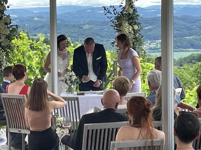 Unterzeichnung der Heiratsurkunde  | Foto: Brigitte Gady