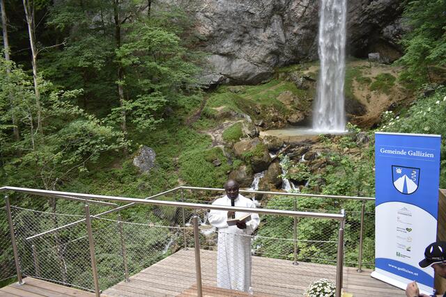 Pfarrer Louis segnete das Bauwerk und die Besucher | Foto: RegionalMedien
