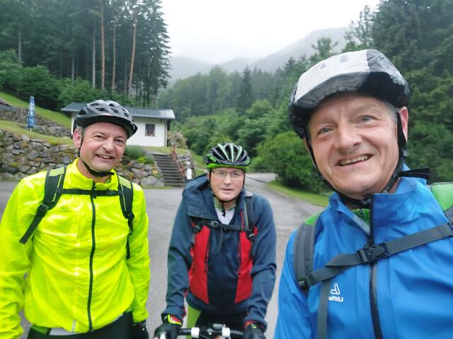 Jürgen Weg, Pfarrer, URC-Präsident Franz Xaver Hell und Manfred Gundacker sind zwar etwas durchnässt aber heil und glücklich am Ziel der Radwallfahrt in Mariazell angekommen. | Foto: Josef Kuss