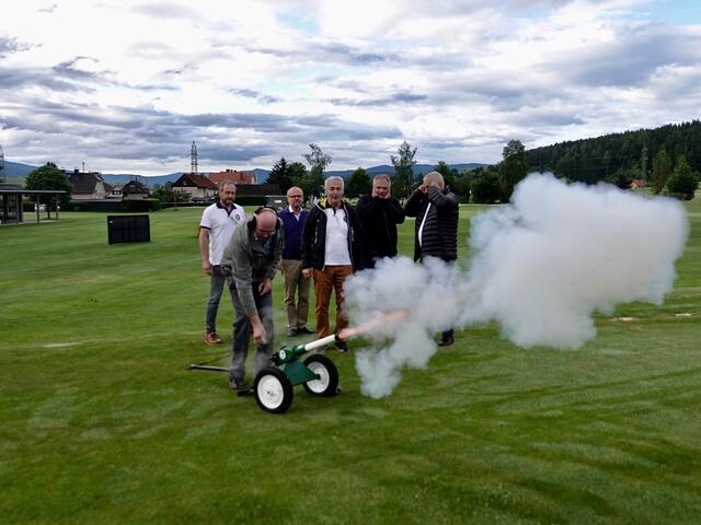 Punkt 7 Uhr, die Flights warten auf den Spielbahnen schon auf den Start und hier ist er: Das Early-Morning- Turnier der Murauer Kiwanis beim GC Mariahof-Grebenzen ist eröffnet.