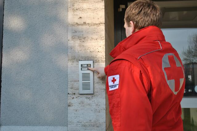 Das Rote Kreuz geht von Haus zu Haus, um Mitglieder zu werben.  | Foto:  ÖRK/Mindler