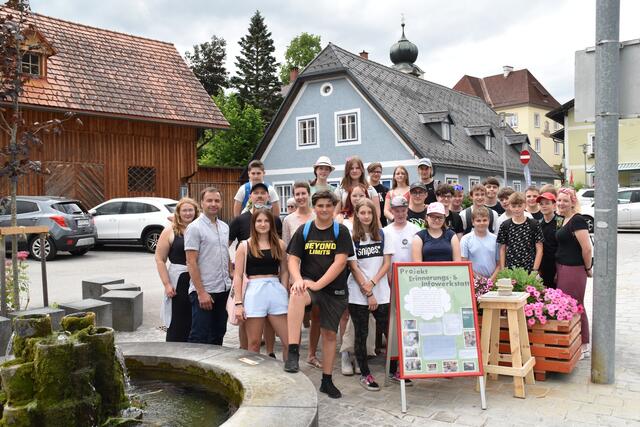 Die Abschlusspräsentation fand am Marktplatz St. Aegyd statt. Dort startet mit dem ersten Denkmal auch der Rundgang. | Foto: Borsdorf