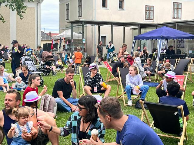 Kinder-Mitmachmusik auf der Bühne, entspannte Familien im Gras: Das war das erstmals abgehaltene Festival "Picture on" für Kinder. | Foto: Kulturverein Grenzgänger