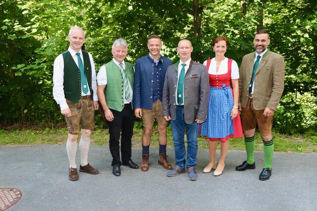 Freude bei Reinhard Pausackl, Hubert Lang, Wolfgang Fank, Raimund Kandlbauer, Maria Pein und Thomas Mandl (v.l.). | Foto: Alfred Mayer