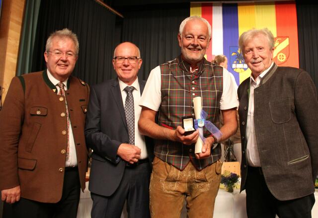 Walter Zemrosser, Bürgermeister von Althofen, Martin Bernhard, Bürgermeister von Tamm, Ehrenringträger und Altbürgermeister von Althofen, Alexander Benedikt sowie Manfred Mitterdorfer, Altbürgermeister von Althofen | Foto: Peter Pugganig